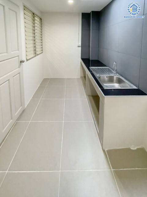 ทาวน์เฮ้าส์มือสองตกแต่งใหม่ ม.บุศรินทร์ บางบัวทอง บนเนื้อที่ 18 ตร.ว. ฟังก์ชัน 2 ห้องนอน 2 ห้องน้ำ 1 ที่จอดรถ ราคาถูกจนต้องรีบจอง! ทำเลดี เชื่อมต่อหลายเส้นทาง ถ.กาญจนาภิเษก, ถ.รัตนาธิเบศร์, ถ.บางกรวย-ไทรน้อย และใกล้เซ็นทรัลเวสต์เกต และรถไฟฟ้าสายสีม่วง "สถานีบางพลู" เพียง 5 นาที